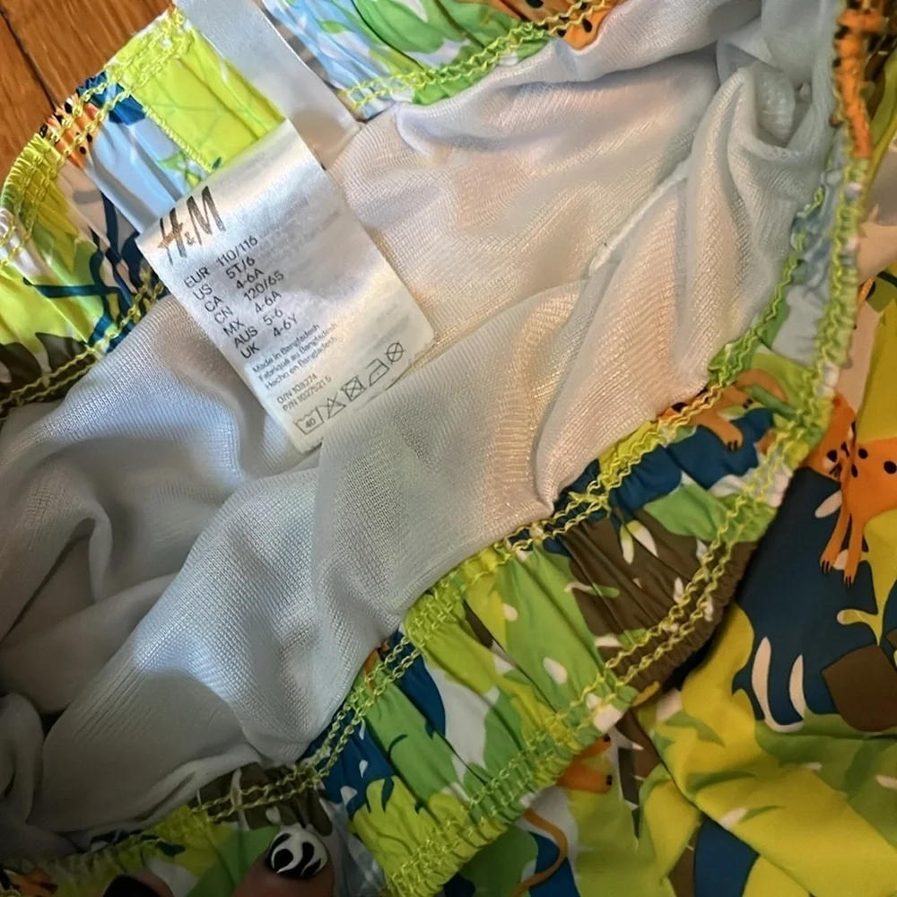 H&M swim bundle shorts and rash guard EUC 4-6 years 5T.